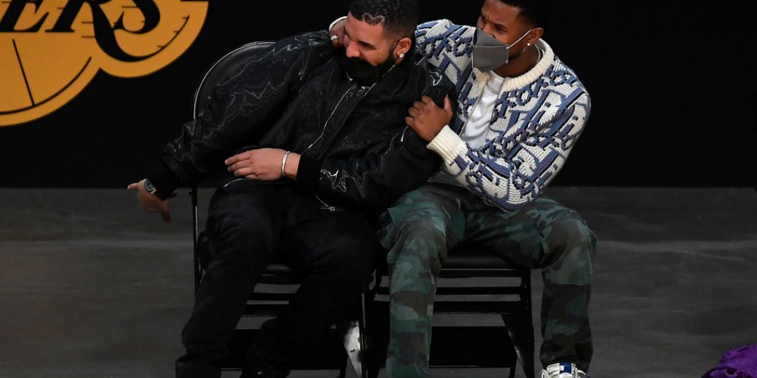 Raper i muzyk Drake (L) i aktor Michael B Jordan oglądają mecz NBA pomiędzy Los Angeles Lakers i Golden State Wa
