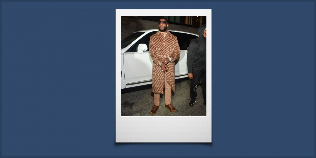 Raper Gucci Mane ma na sobie tan Gucci płaszcz, tan Golf, tan Spodnie i brązowe buty.