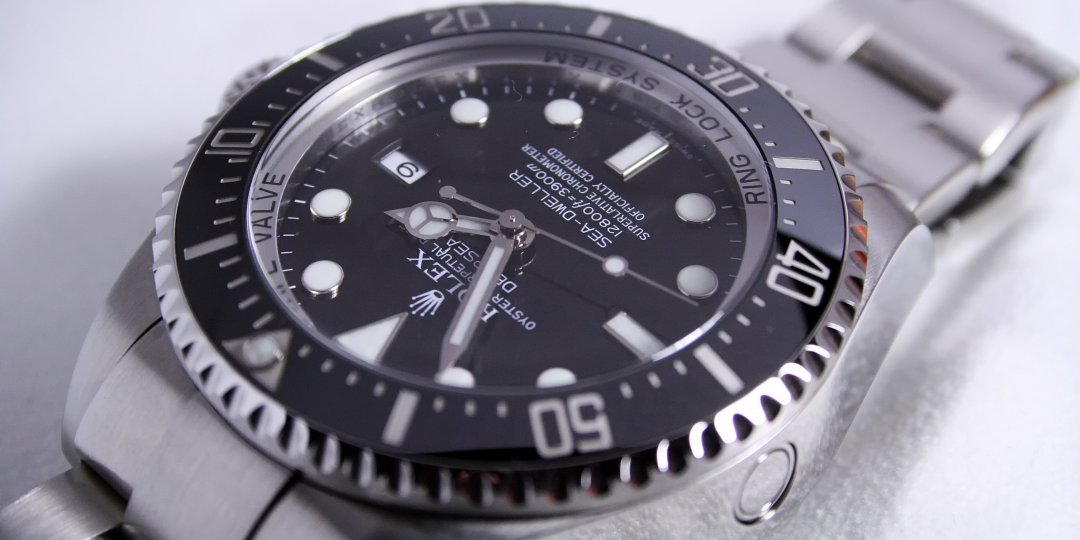 Rolex Sea-Dweller Deepsea 116660 Stalowy zegarek na rękę spoczywający na papierze
