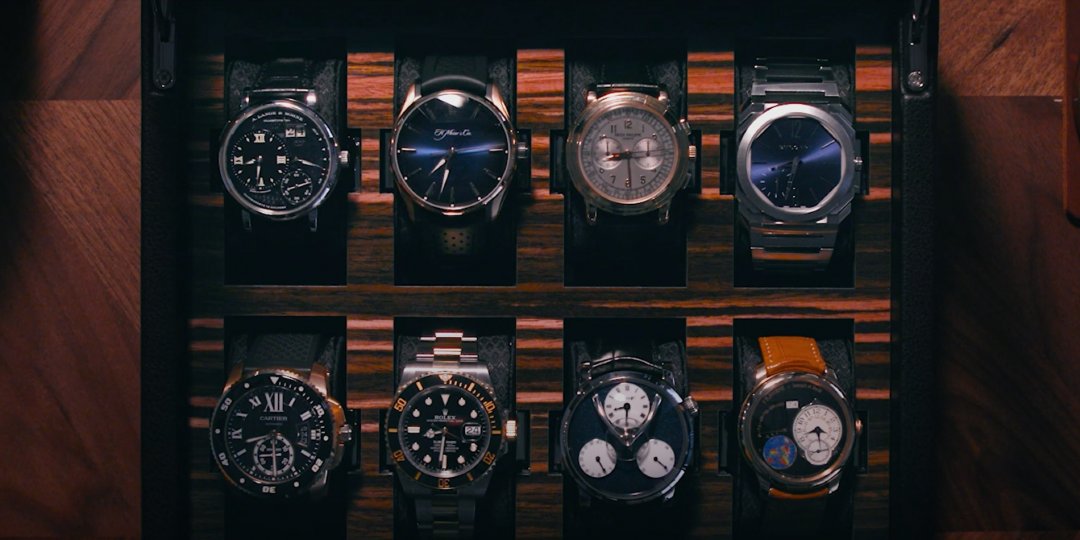 Osiem luksusowych zegarków na wystawie.