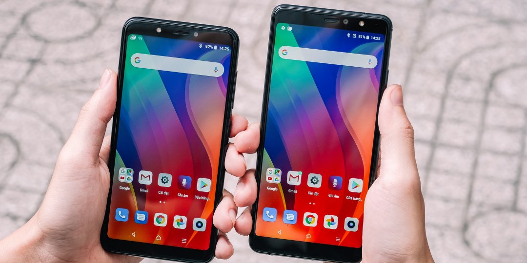 Para trzyma telefony z Androidem