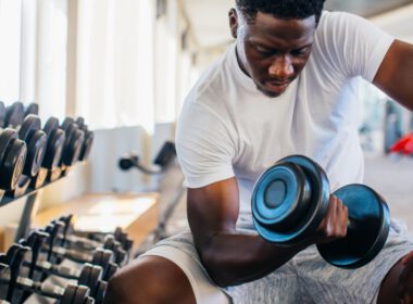 Człowiek trening siłowy osoba robi Biceps curl w centrum fitness