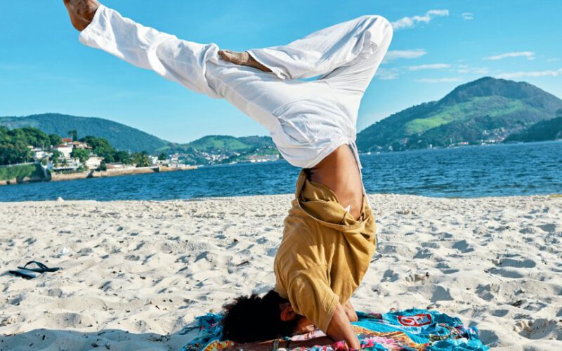 człowiek robi a joga poza NA W Plaża