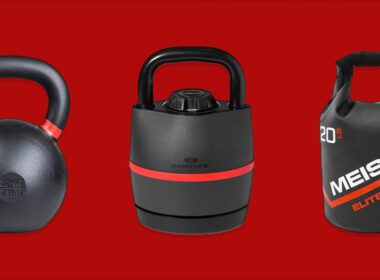 Trzy kettlebells na czerwonym tle