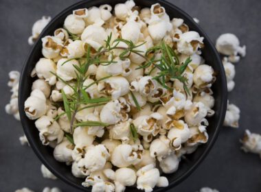 Miska popcornu z parmezanem i rozmarynem na ciemnym blacie