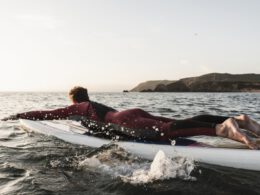 Człowiek robi podatne paddleboarding w oceanie