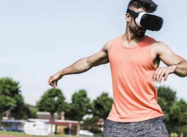 Mężczyzna ćwiczy w goglach VR Na Zewnątrz