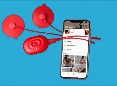 Stymulator mięśni PowerDot na niebieskim tle