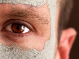 Male Mud Mask - Zdjęcie stockowe Brown eyed man z glinianą maską Na twarz nakładaną jako część twarzy. Męska próżność.