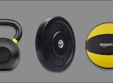 Kettlebell, ciężarek i piłka lekarska na szarym tle