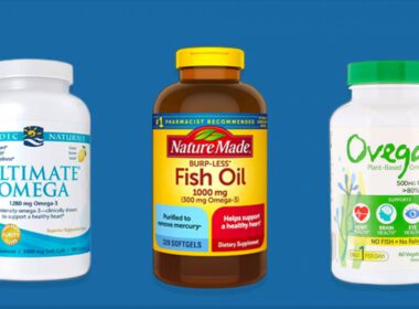 Trzy pojemniki na suplementy Omega-3 na niebieskim tle