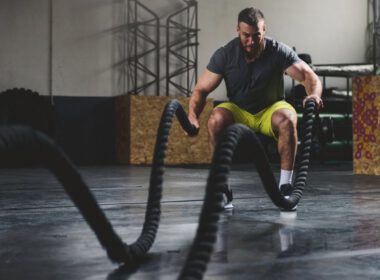 Trening mężczyzn z linami bojowymi w przemysłowej siłowni