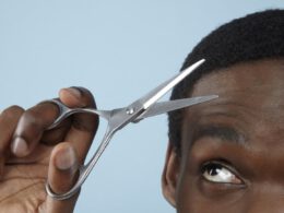 człowiek cięcia włosów nożyczkami-Zdjęcie stockowe
zbliżenie, oczy, patrząc z dala, patrząc w górę, trzymając, ręka, nożyczki, nożyczki do włosów, głowa, włosy, c