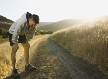 Mężczyzna jogger odpoczywa