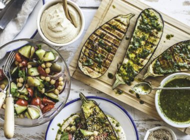 Kolorowy i świeży spread z grillowanego bakłażana z sałatką, masłem ziołowym i puree maślanym.