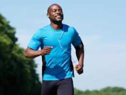 Portret aktywnego Afroamerykanina mężczyzna działa ćwiczenia trening na świeżym powietrzu