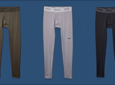 Trzy pary męskich spodni kompresyjnych Nike (zielone, szare i czarne) na niebieskim tle