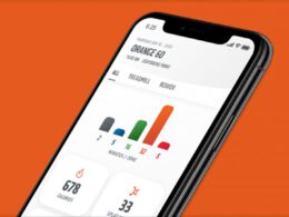 Pomarańczowa aplikacja Fitness na smartfonie na pomarańczowym tle