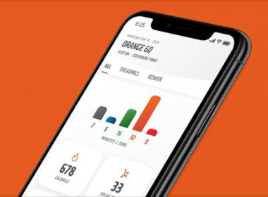 Pomarańczowa aplikacja Fitness na smartfonie na pomarańczowym tle