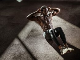 Mężczyzna robi sit ups w przestrzeni siłowni