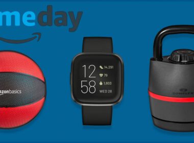 Amazon basics Medicine ball, Fitbit smartwatch i Bowflex kettlebell na niebieskim tle z logo Amazon Prime