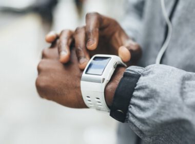 Mężczyzna patrząc na Fitness tracker na nadgarstku