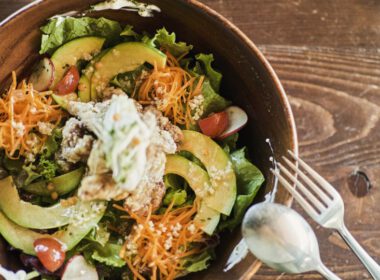 Głównym daniem jest Buddha Bowl. Danie, które wygląda jak smażone mięso w środku naczynia jest Soymeat Tatsuta-age.