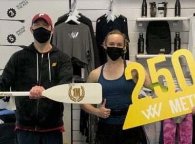 Pete Landry ze swoim milonometrowym wiosłem i trener Ellie w Row House.