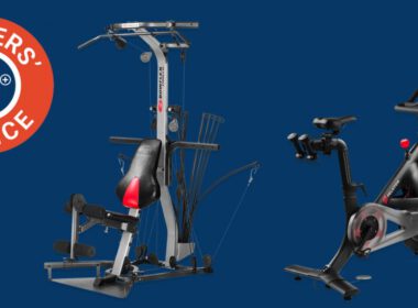 Uszczelka do wyboru czytelników AskMen, rower Pelotonowy i Wieża treningowa Bowflex na niebieskim tle