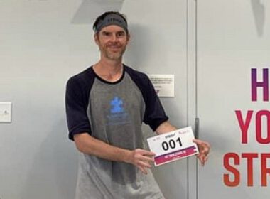 Bryan Cliver pozuje z biegacza wyścigu śliniaczek wewnątrz STRIDE indoor działa studio.