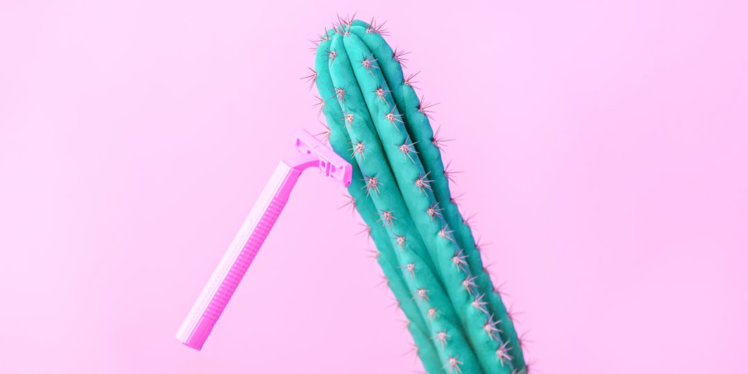 Pojęcie kobiety kobiece golenie: różowa brzytwa na różowym tle golenie kaktusa, przestrzeń kopiowania, Reklama, ulotka kuponowa pomysł kreatywny, hygien