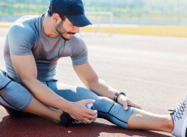 Człowiek rozciąganie w fitness kompresji ubrania na torze