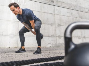 Człowiek robi Kettlebell swing workout outdoors