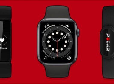 Zegarek Apple watch, monitor fitness Fitbit i pasek pulsometru Polar na czerwonym tle