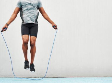 https://e-gentleman.pl/wp-content/uploads/2021/12/man20jumping20rope.html Na Zewnątrz