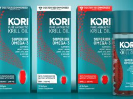 Linia produktów olejowych z kryla Kori w turkusowym i czerwonym opakowaniu.