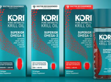 Linia produktów olejowych z kryla Kori w turkusowym i czerwonym opakowaniu.